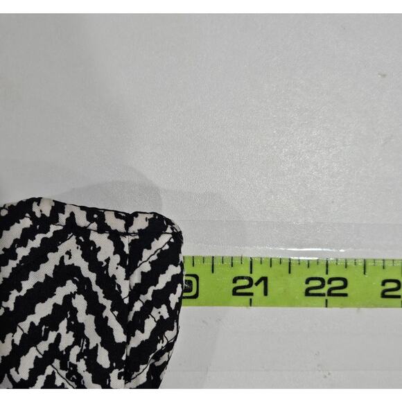 Chicos Chevron Pattern Quilted Vest Ruched Black Collar Zip Front Pockets Size 8 - Picture 11 of 12